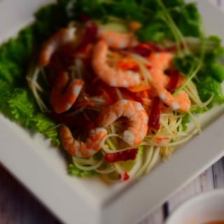 Papaya with Beef Jerkey Salad (Goi Du Du Xanh Kho Bo)